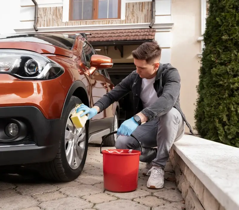 Lavage auto à domicile Lisieux : professionnel intervenant sur un véhicule